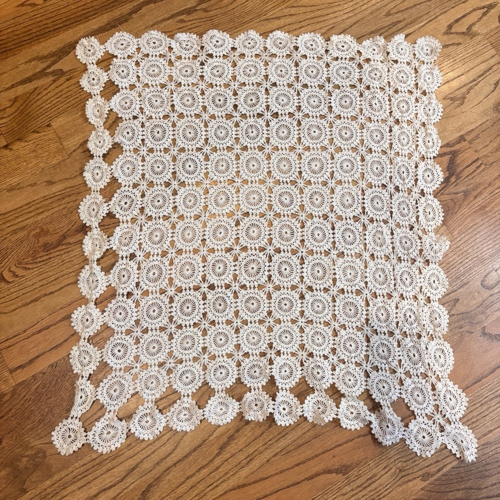 Vintage Handmade Crochet Lace Tablecloth Doily Medallion Motif 30"x 26"